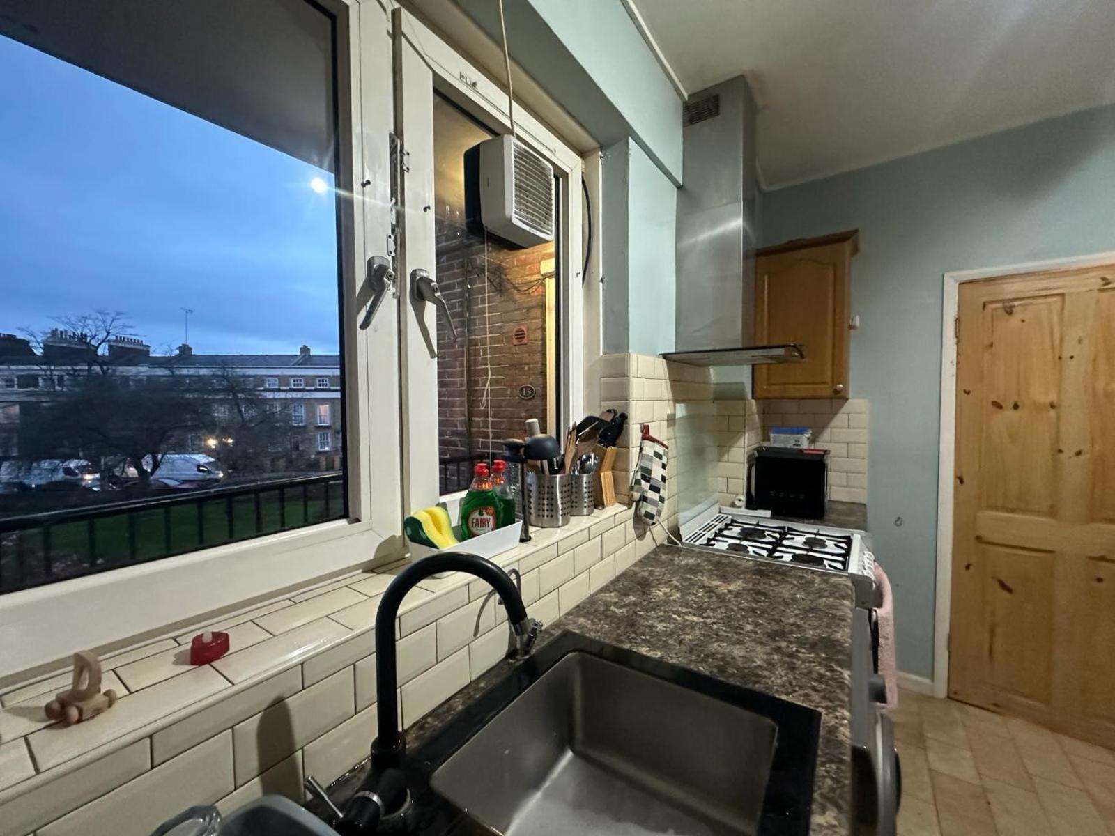 Victoria Park R4 Hotel London Bagian luar foto